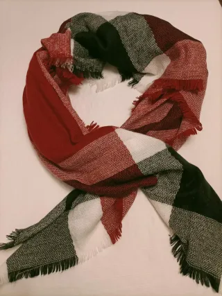 Con etiqueta. Bufanda grande