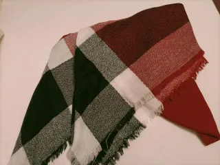 Con etiqueta. Bufanda grande