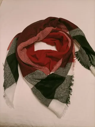Con etiqueta. Bufanda grande