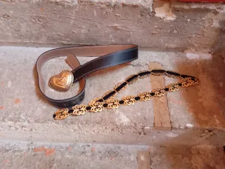 Dos cinturones con hebilla corazón y cadena