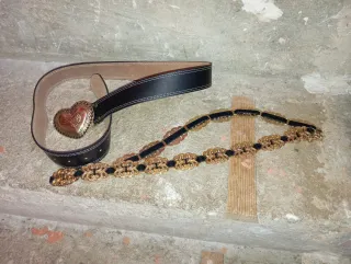 Dos cinturones con hebilla corazón y cadena