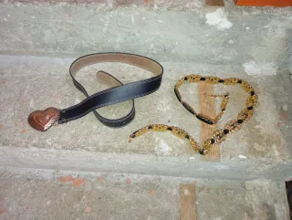 Dos cinturones con hebilla corazón y cadena