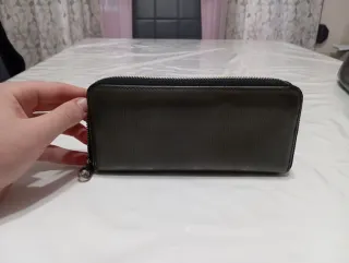 Cartera de cuero negra con logo metálico