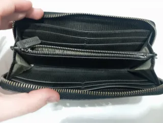 Cartera de cuero negra con logo metálico