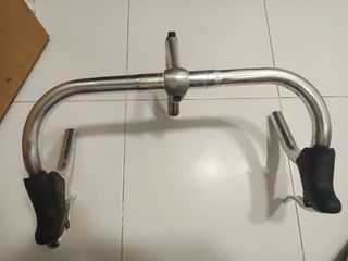 Manillar de bicicleta plateado