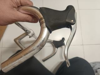 Manillar de bicicleta plateado