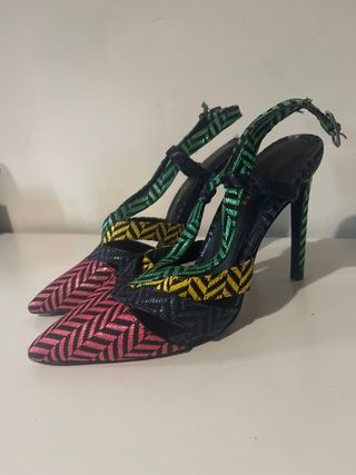 Zapatos de tacón con tiras