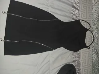 Vestido negro con cremalleras se ajustan