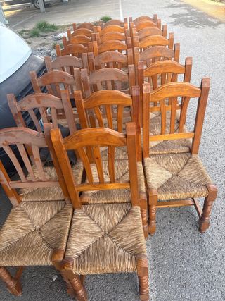 Sedie con imbracatura in legno. Sono in legno