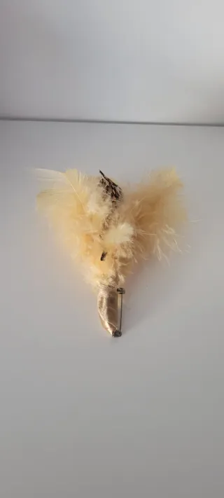 Tocado de plumas doradas