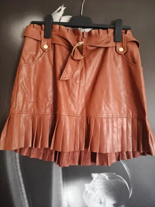 Falda Zara efecto piel plisada