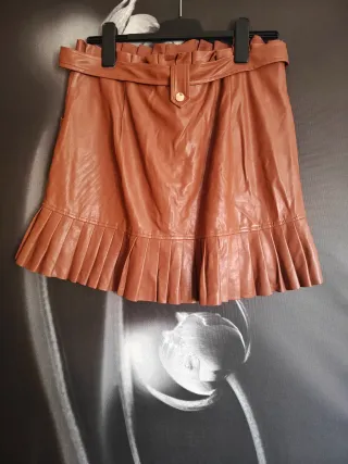 Falda Zara efecto piel plisada