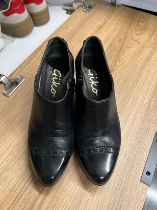 zapato de tacón abotinado