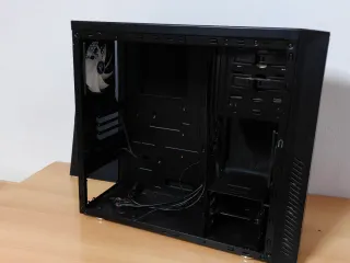 Caja PC Cooler Master Silencio 550 Negra