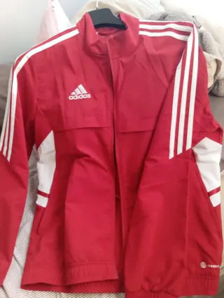 Chaqueta cortavientos roja adolescente