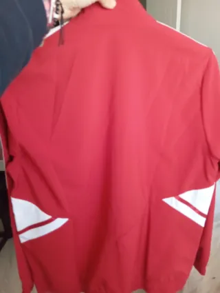 Chaqueta cortavientos roja adolescente