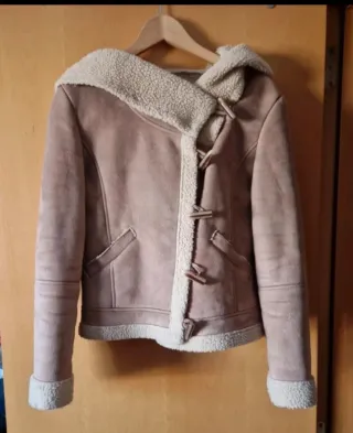 Parka beige y marrón con forro de borreguito