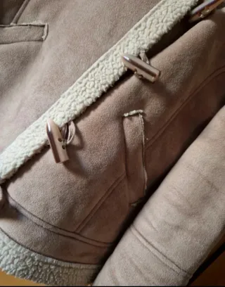 Parka beige y marrón con forro de borreguito