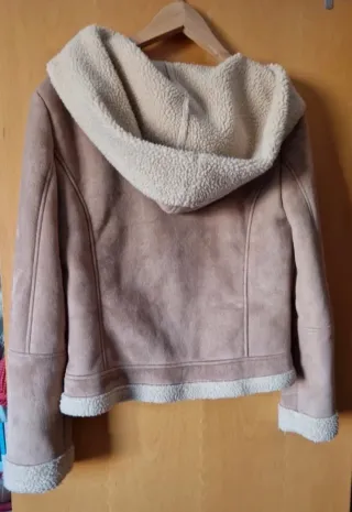Parka beige y marrón con forro de borreguito