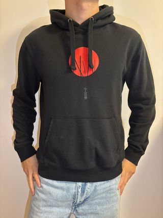 Sudadera Negra con Diseño