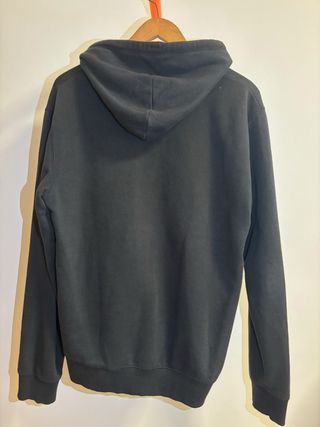 Sudadera Negra con Diseño