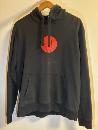 Sudadera Negra con Diseño