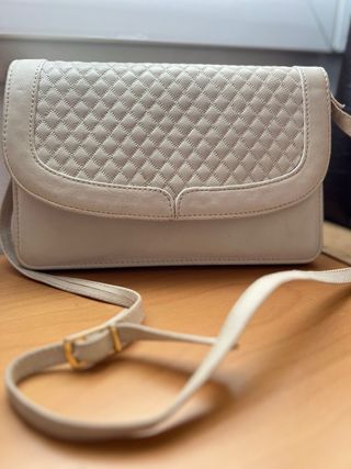 Bolso de piel beige con correa