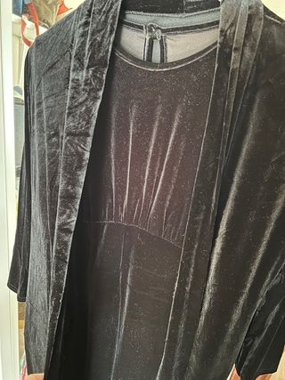 Abrigo y vestido de terciopelo negro