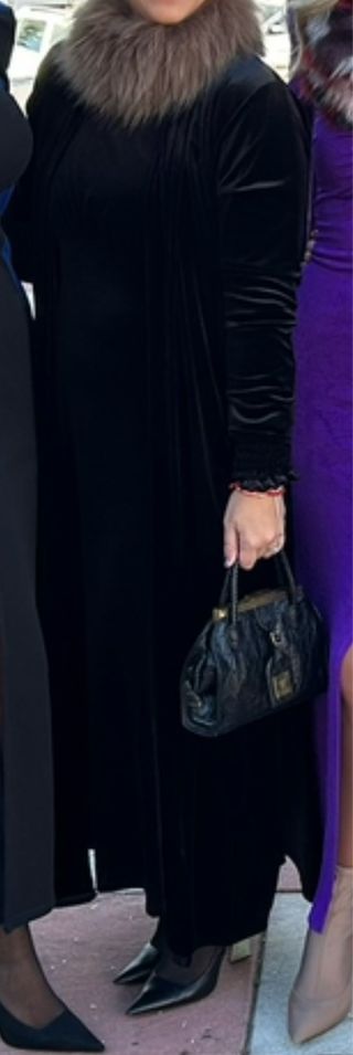 Abrigo y vestido de terciopelo negro