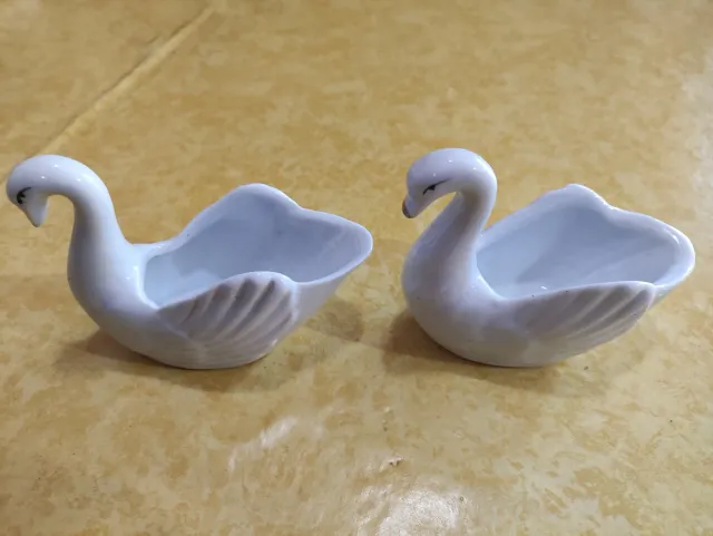 Coppia di cigni in porcellana bianca