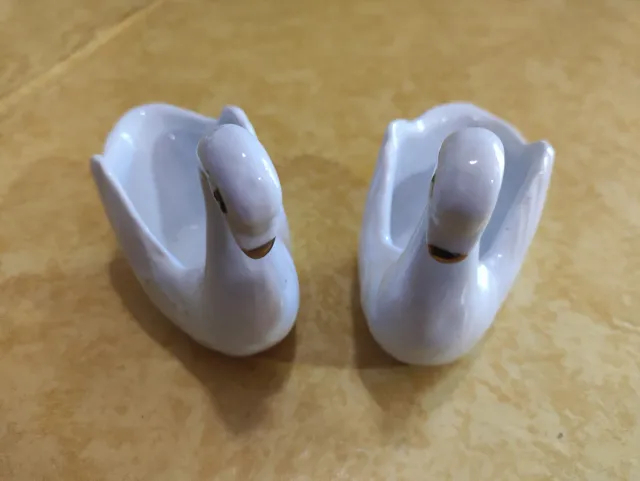Coppia di cigni in porcellana bianca