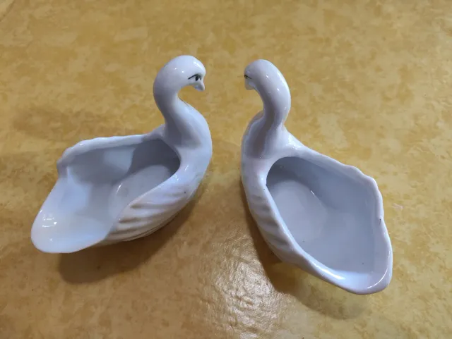 Coppia di cigni in porcellana bianca