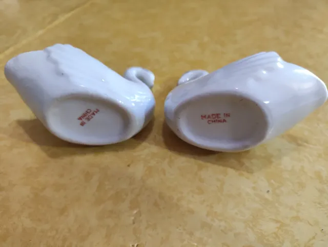 Coppia di cigni in porcellana bianca