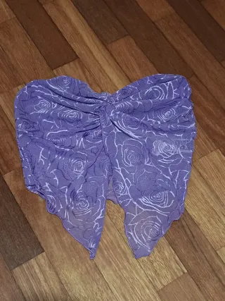 Top morado sin tirantes con estampado de rosas