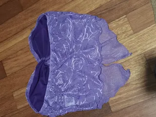 Top morado sin tirantes con estampado de rosas