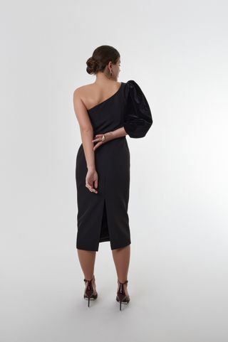 Vestido negro midi asimétrico