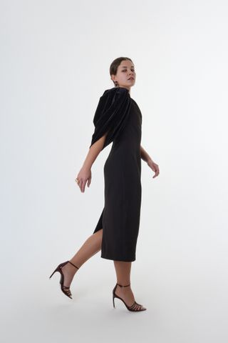 Vestido negro midi asimétrico