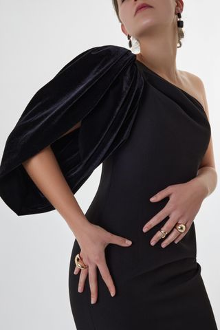 Vestido negro midi asimétrico