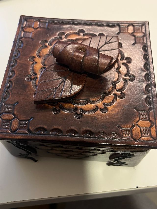 Joyero de piel con diseño floral