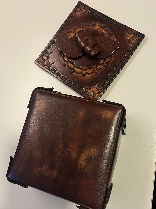 Joyero de piel con diseño floral