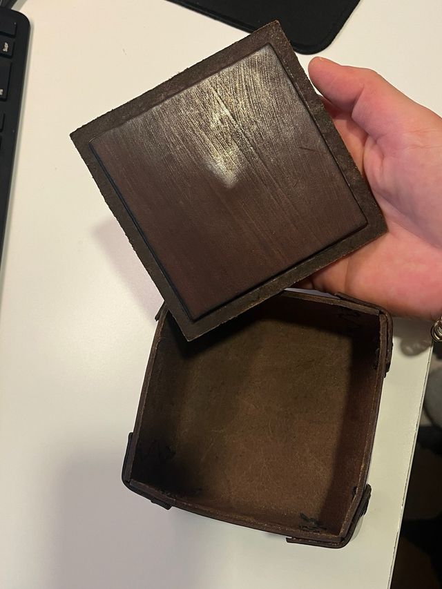 Joyero de piel con diseño floral