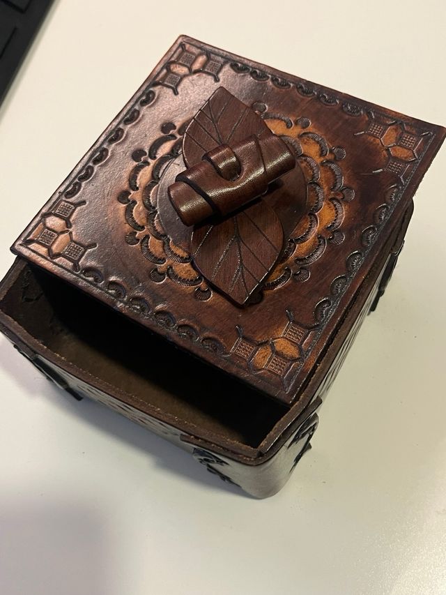 Joyero de piel con diseño floral