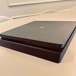 PlayStation 4, 5 mandos DualShock y juego EA FC25