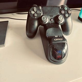 PlayStation 4, 5 mandos DualShock y juego EA FC25