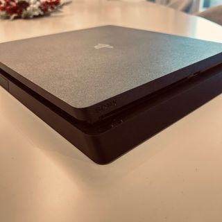 PlayStation 4, 5 mandos DualShock y juego EA FC25