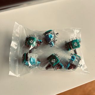 PlayStation 4, 5 mandos DualShock y juego EA FC25