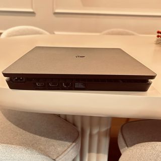 PlayStation 4, 5 mandos DualShock y juego EA FC25