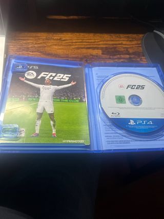 PlayStation 4, 5 mandos DualShock y juego EA FC25