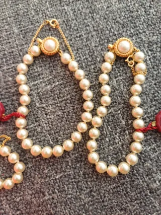 Pulseras de perlas doradas y blancas