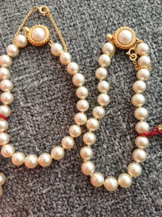 Pulseras de perlas doradas y blancas